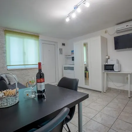 Irena Lovely Apartmens 公寓